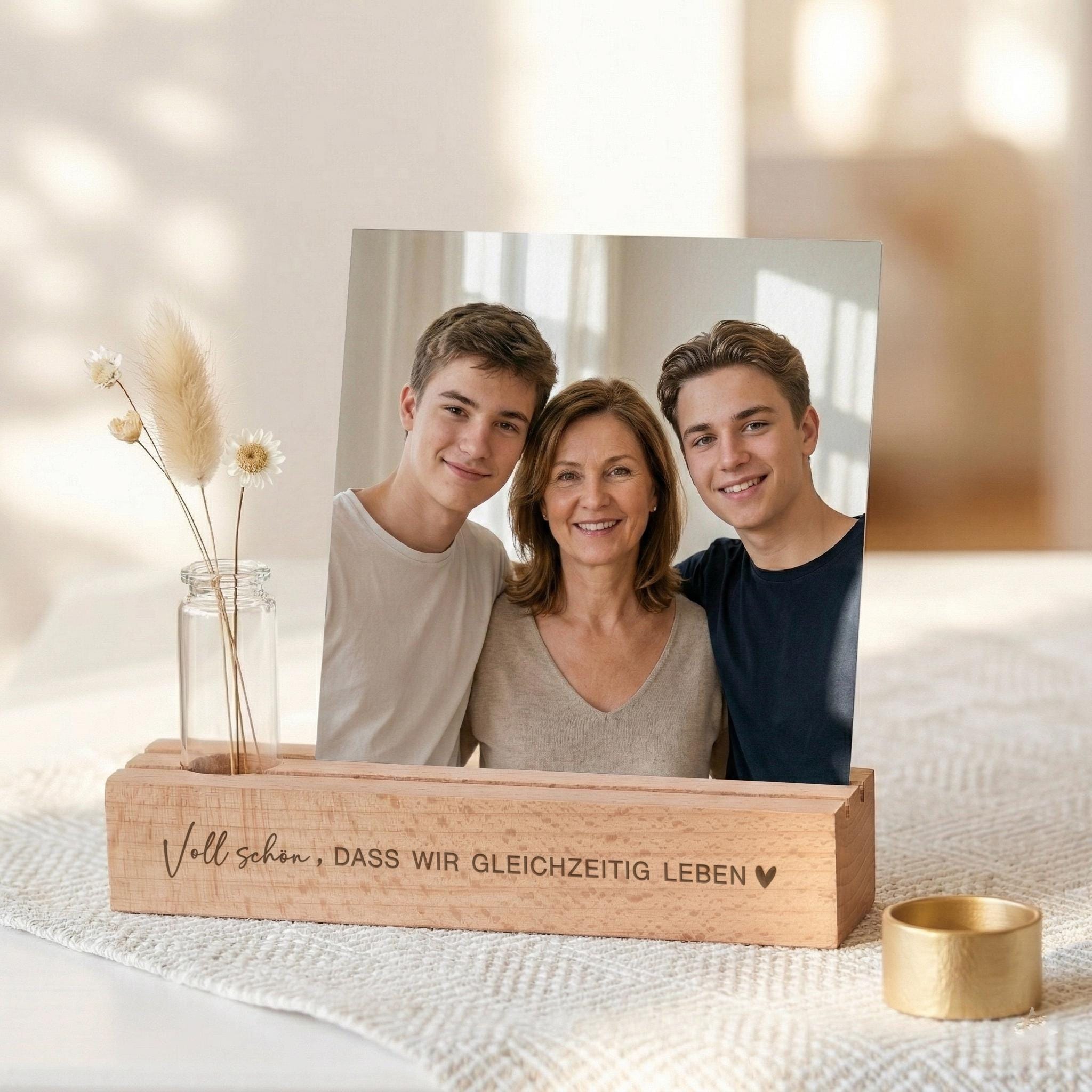 Kartenhalter personalisiert aus Buchenholz mit Vase und Trockenblumen. Diese Bilderleiste mit Spruch ist ein Geschenk für Freundin oder Schwester. Kartenständer mit Gravur als Geburtstagsgeschenk Frau und Tischdeko Geburtstag.