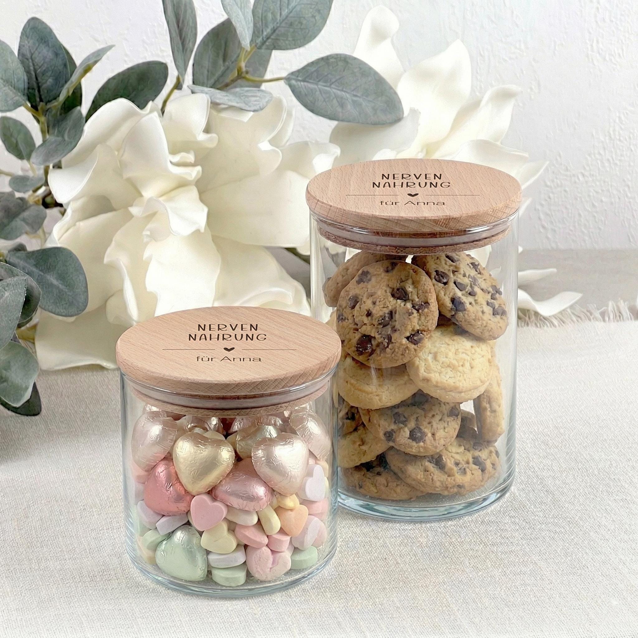 Personalisiertes Vorratsglas als Geburtstagsgeschenk für sie im Büro. Perfekt für Kollegin oder Chefin als kleine Aufmerksamkeit. Das Glas mit Namen eignet sich auch als Abschiedsgeschenk beim Jobwechsel und kann mit Süßigkeiten als Nervennahrung gefüllt werden.
