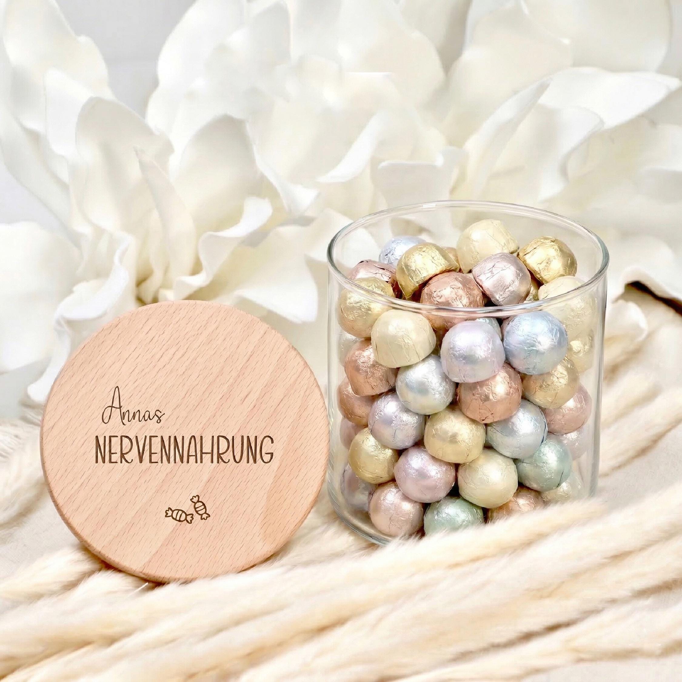 Personalisiertes Vorratsglas als Dankeschön Geschenk für Kollegin, gefüllt mit Süßigkeiten oder kleiner Nervennahrung. Perfekt als Abschiedsgeschenk beim Jobwechsel oder als kleine Aufmerksamkeit für Mitarbeiter, Chefin oder Kollegen. Das Glas kann mit Namen personalisiert werden und eignet sich ideal als liebevolles Geschenk zum Geburtstag, Abschied oder einfach um Danke zu sagen.