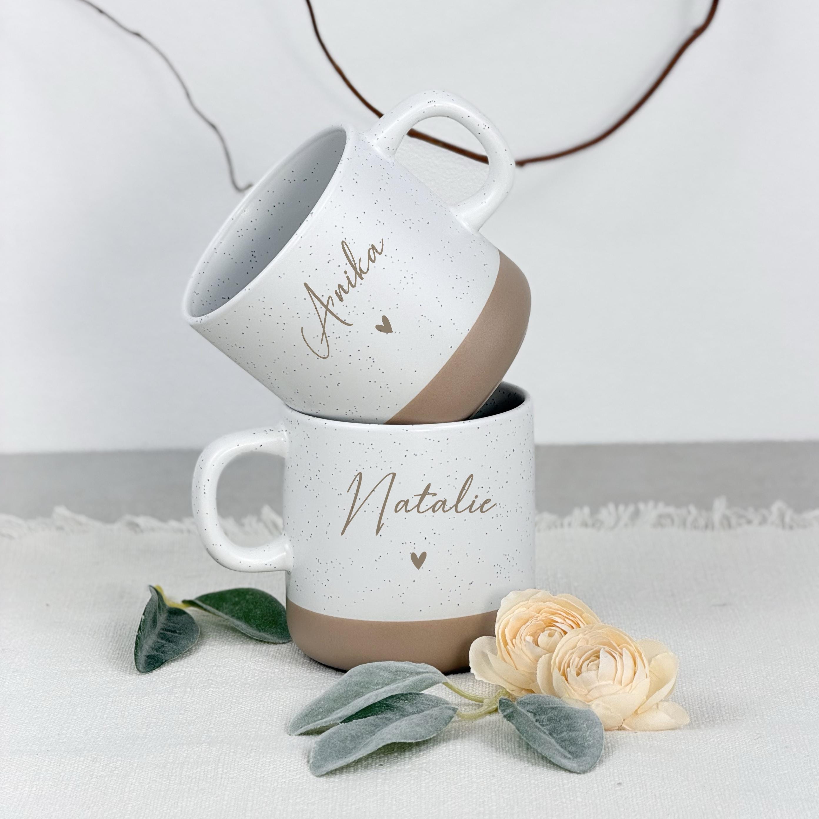 Kaffeetasse personalisiert mit Name als Abschiedsgeschenk Lehrerin oder Erzieherin. Diese Tasse mit Tablett ist ideal als Kindergarten Abschied Geschenk und Geschenkidee Kita Abschied. Perfekt als Dankeschön Geschenk Lehrer oder kleine Geschenke Tagesmutter.