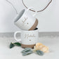 Personalisierte Tasse mit Name als Geschenk für Hebamme mit Tablett. Diese Kaffeetasse personalisiert eignet sich als Danke Hebamme Geschenk oder Abschiedsgeschenk Hebamme. Perfekt als Geschenk Geburt personalisiert.