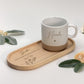 Personalisierte Tasse mit Name als Geschenk für Hebamme oder Doula. Dieses Geschenkset Tasse mit Tablett ist ideal als Hebamme Dankeschön Geschenk oder Abschiedsgeschenk Hebamme. Die Kaffeetasse personalisiert eignet sich als Geschenk Geburt personalisiert und ist eine stilvolle Geschenkidee für Geburtshelferin mit persönlicher Note.