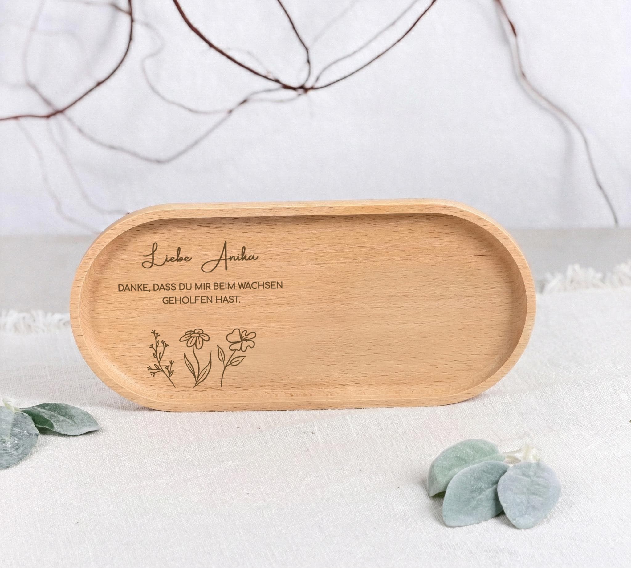 Personalisierte Kaffeetasse mit Name für Hebamme als Geschenkset Tasse mit Tablett. Dieses liebevolle Geschenk eignet sich perfekt als Hebamme Dankeschön Geschenk nach der Geburt. Die Tasse personalisiert mit Gravur ist ideal als Abschiedsgeschenk Hebamme oder als kleines Geschenk für Doula und Geburtshelferin und bringt Wertschätzung und Dankbarkeit auf eine besondere Weise zum Ausdruck.