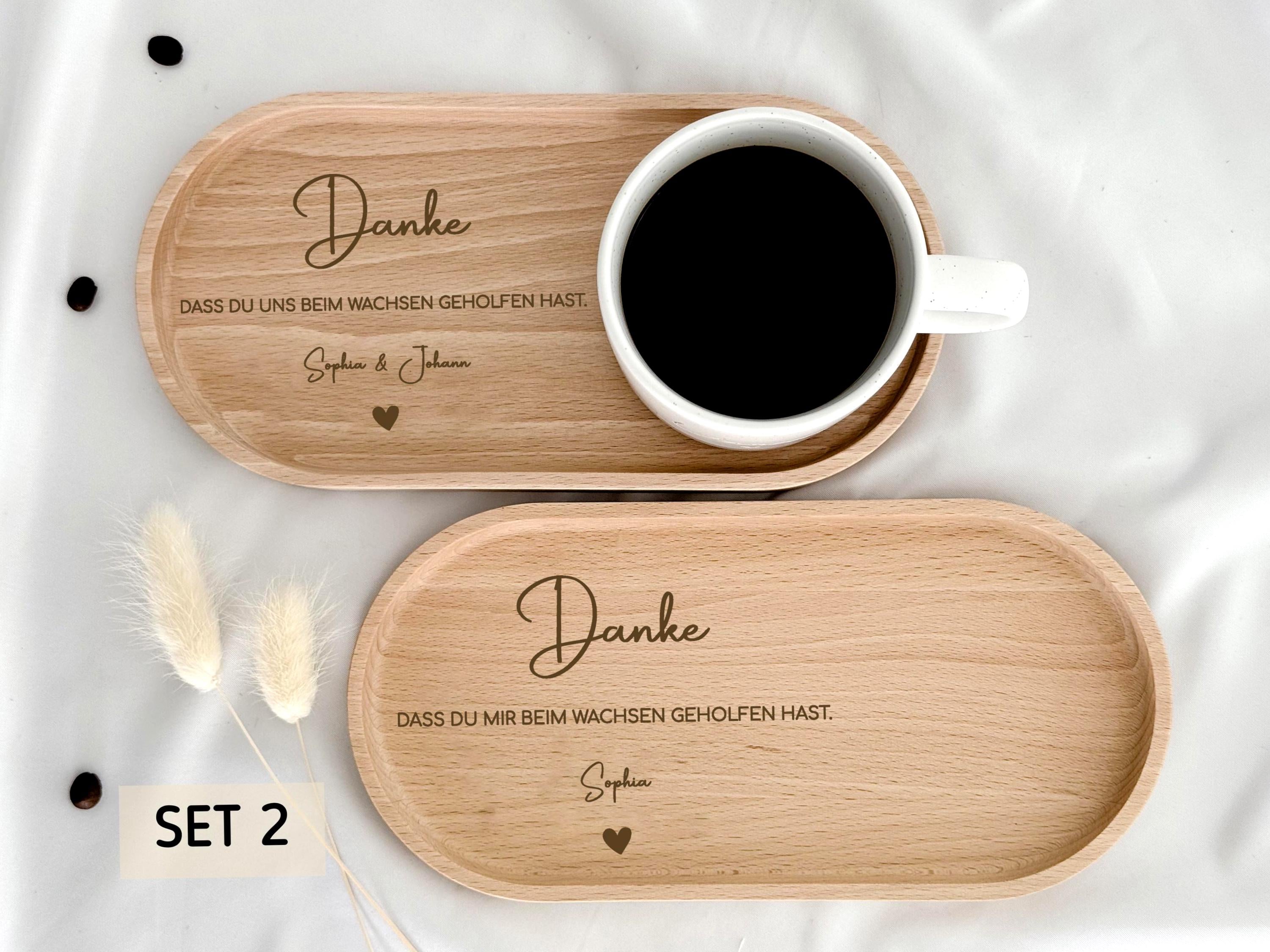 Personalisierte Kaffeetasse für Hebamme mit Name als Abschiedsgeschenk oder Dankeschön Geschenk. Dieses Geschenkset Tasse mit Tablett eignet sich als Geschenk Geburt personalisiert und ist ideal für Doula oder Geburtshelferin. Die Tasse personalisiert mit Gravur verbindet Stil und Funktion und ist eine schöne Geschenkidee.