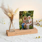 Kartenhalter personalisiert mit Vase und Trockenblumen als stilvolle Bilderleiste aus Buchenholz. Diese Fotoleiste mit Spruch ist eine besondere Geschenkidee für Mama oder Oma und eignet sich perfekt als Muttertagsgeschenk oder Geburtstagsgeschenk Mama. Der Kartenständer mit Gravur bietet Platz für Fotos, Karten und Erinnerungen und dient als dekorativer Fotoständer personalisiert für Wohnzimmer oder Tischdeko.