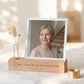 Kartenhalter personalisiert mit Vase und Trockenblumen aus hochwertigem Buchenholz als liebevolle Bilderleiste für Mama oder Oma. Dieser Kartenständer mit Gravur eignet sich perfekt als Muttertagsgeschenk oder Geburtstagsgeschenk Mama. Die Fotoleiste mit Spruch bietet Platz für Fotos, Karten und Erinnerungen und dient gleichzeitig als dekorativer Fotoständer personalisiert für Wohnzimmer oder Tischdeko mit natürlicher Holzoptik.