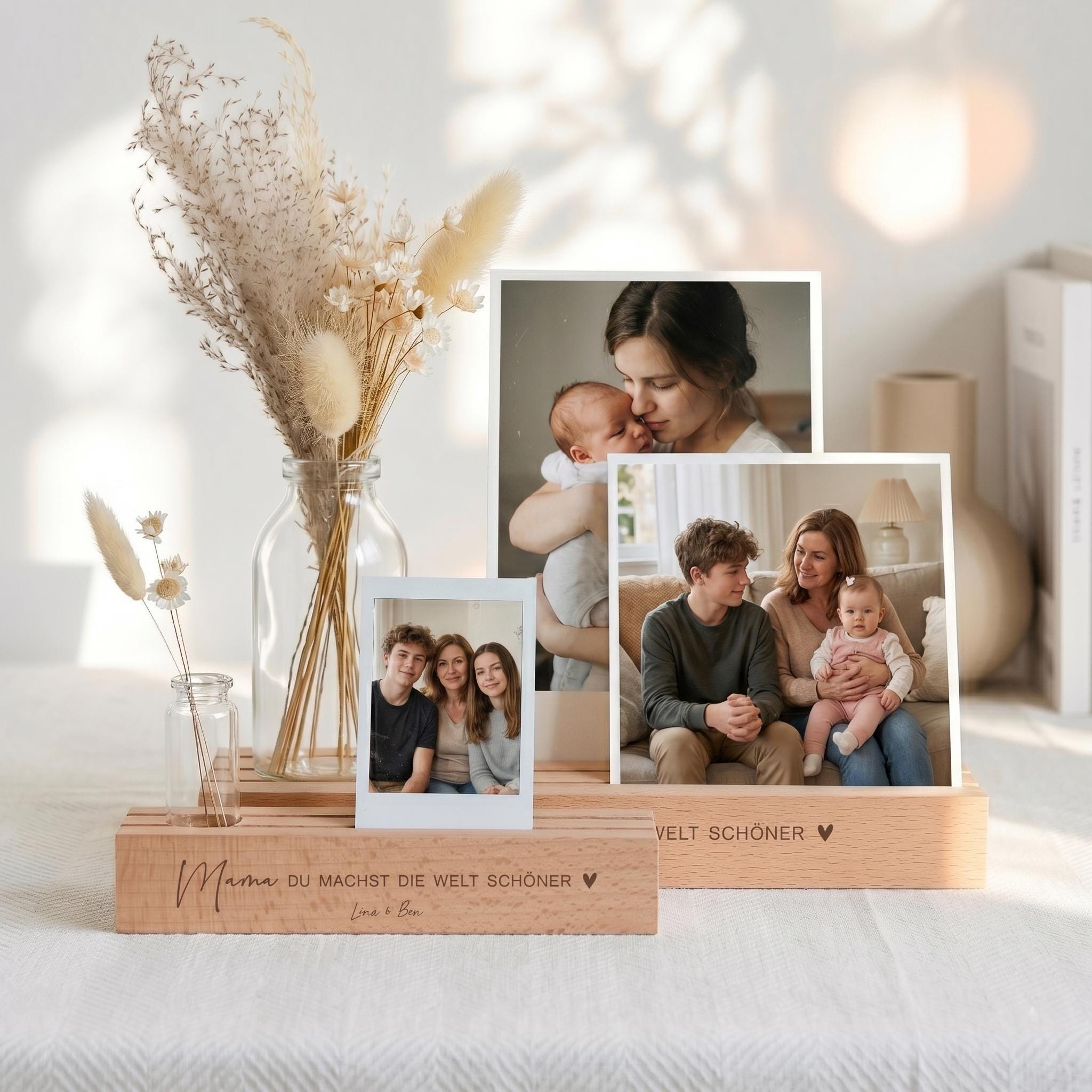 Fotoständer personalisiert als Kartenhalter mit Vase und Trockenblumen. Diese Bilderleiste aus Buchenholz mit Gravur ist eine besondere Geschenkidee für Mama oder Oma. Perfekt als Muttertagsgeschenk oder Geburtstagsgeschenk Mama. Die Fotoleiste mit Spruch präsentiert Familienfotos stilvoll und eignet sich als dekorativer Kartenständer für Zuhause.