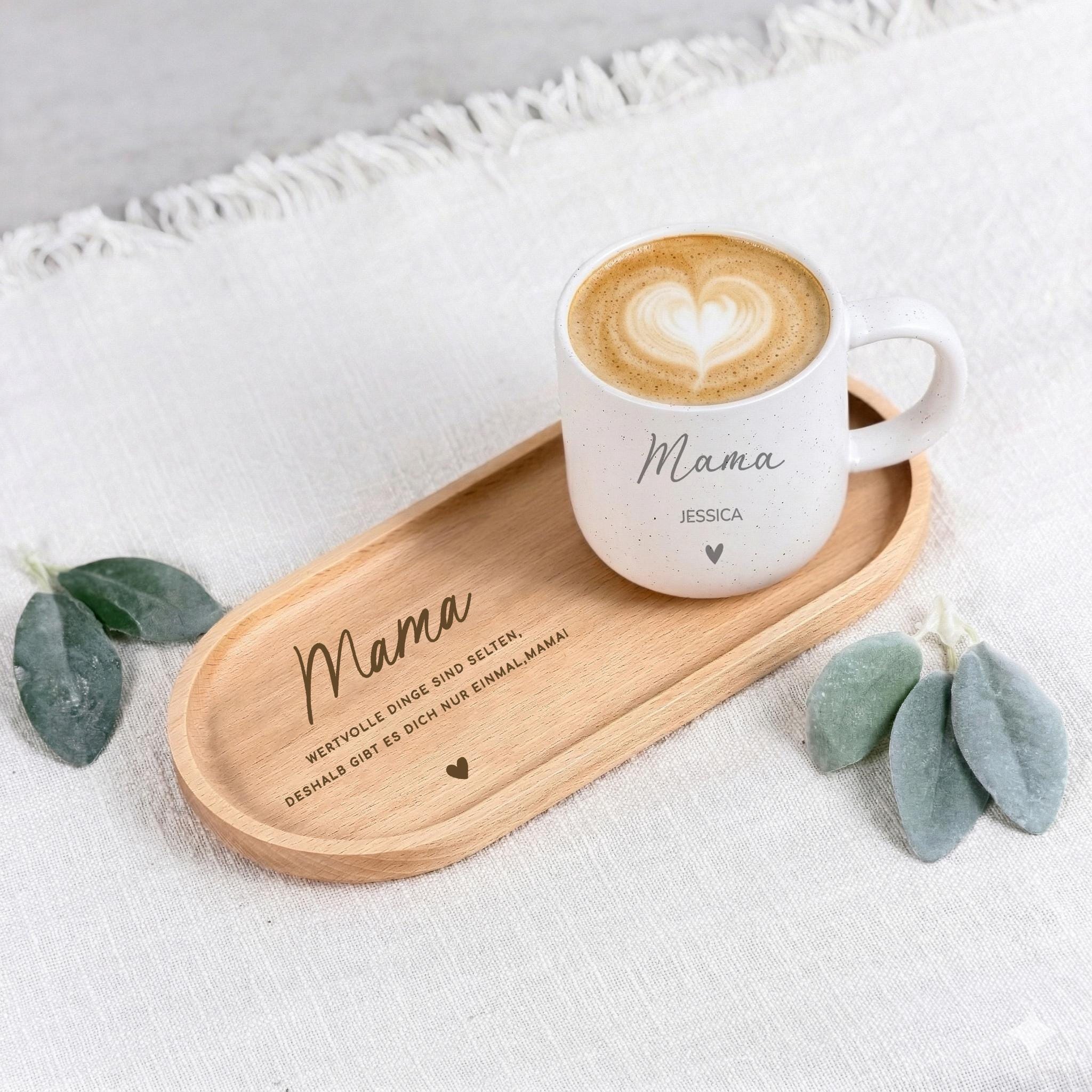 Teetasse personalisiert für Mama als Geschenkset Tasse und Tablett. Diese Keramiktasse mit Name wird mit einem Holztablett Mama Gravur kombiniert und eignet sich perfekt als Muttertagsgeschenk oder Geburtstagsgeschenk Mama. Ein individuelles Geschenk für Mama, das durch seine persönliche Gestaltung und natürliche Materialien überzeugt.