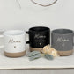 Keramiktasse personalisiert mit Name als Geschenkset Tasse und Tablett für Mama. Diese Teetasse für Mama eignet sich als Muttertagsgeschenk oder Mama Geschenkset Geburtstag. Das Holztablett mit Gravur ergänzt die Tasse ideal und schafft ein dekoratives und praktisches Geschenk für Mama mit persönlicher Note.