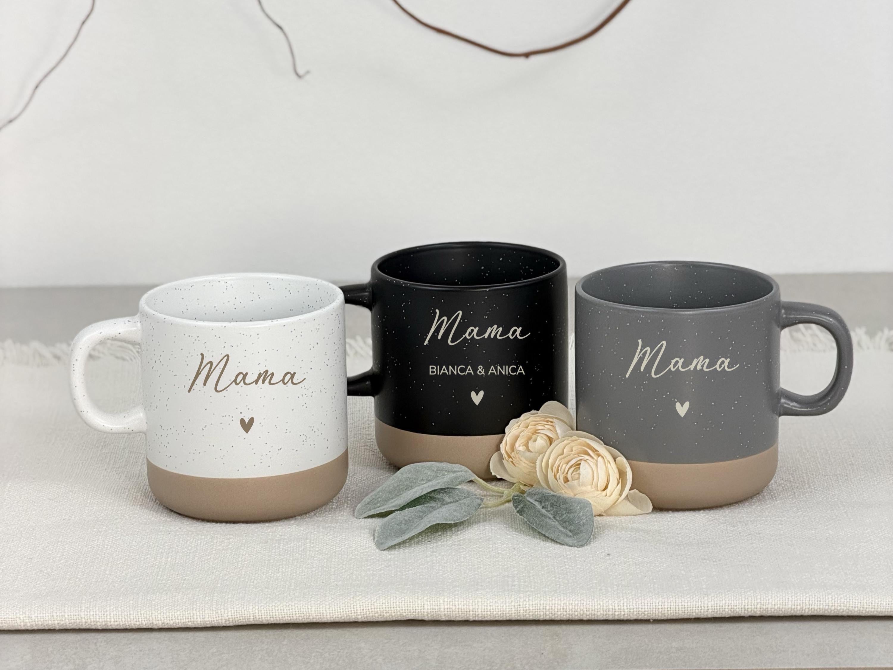 Keramiktasse personalisiert mit Name als Geschenkset Tasse und Tablett für Mama. Diese Teetasse für Mama eignet sich als Muttertagsgeschenk oder Mama Geschenkset Geburtstag. Das Holztablett mit Gravur ergänzt die Tasse ideal und schafft ein dekoratives und praktisches Geschenk für Mama mit persönlicher Note.