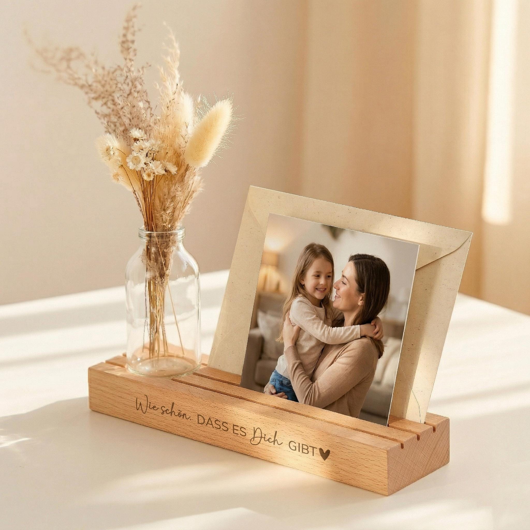 Fotoleiste mit Spruch und personalisierter Gravur, die Fotos und Karten stilvoll präsentiert. Dieser Kartenhalter personalisiert ist ein liebevolles Geschenk für Mama oder Oma und eignet sich besonders als Muttertag Geschenk. Der Fotoständer personalisiert passt in jedes Zuhause und setzt Erinnerungen dekorativ in Szene. Als Geburtstagsgeschenk für sie oder Geschenkidee Oma Geburtstag ist dieser individuelle Bilderrahmen eine zeitlose Wahl.