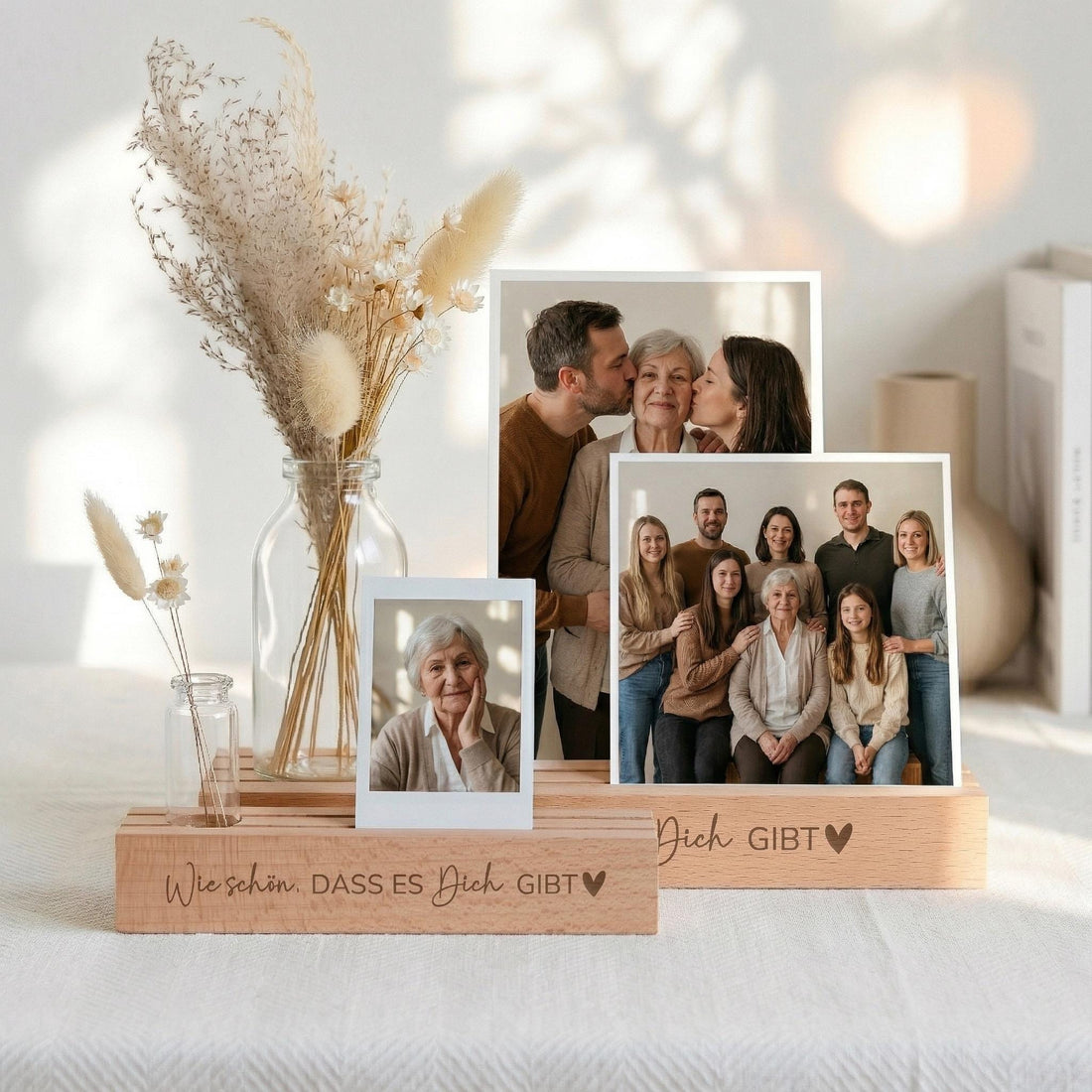 Kartenhalter personalisiert aus hochwertigem Material, perfekt als Fotoständer personalisiert für Lieblingsbilder, kleine Notizen oder Grußkarten. Dieser Kartenständer mit Gravur ist eine besondere Geschenkidee für Mama, Oma oder zum Muttertag. Die Fotoleiste mit Spruch bringt persönliche Worte dekorativ zur Geltung und ergänzt moderne sowie klassische Wohnstile. Ein individuelles Geschenk für sie, das Erinnerungen festhält und als langlebiger Fotohalter personalisiert Freude bereitet.