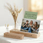 Fotoständer personalisiert mit Gravur als Kartenhalter für Fotos und Postkarten. Diese Fotoleiste mit Spruch ist ein besonderes Geschenk für Mama oder Oma. Perfekt zum Muttertag oder Geburtstag. Der individuelle Bilderrahmen bringt persönliche Momente dekorativ zur Geltung.
