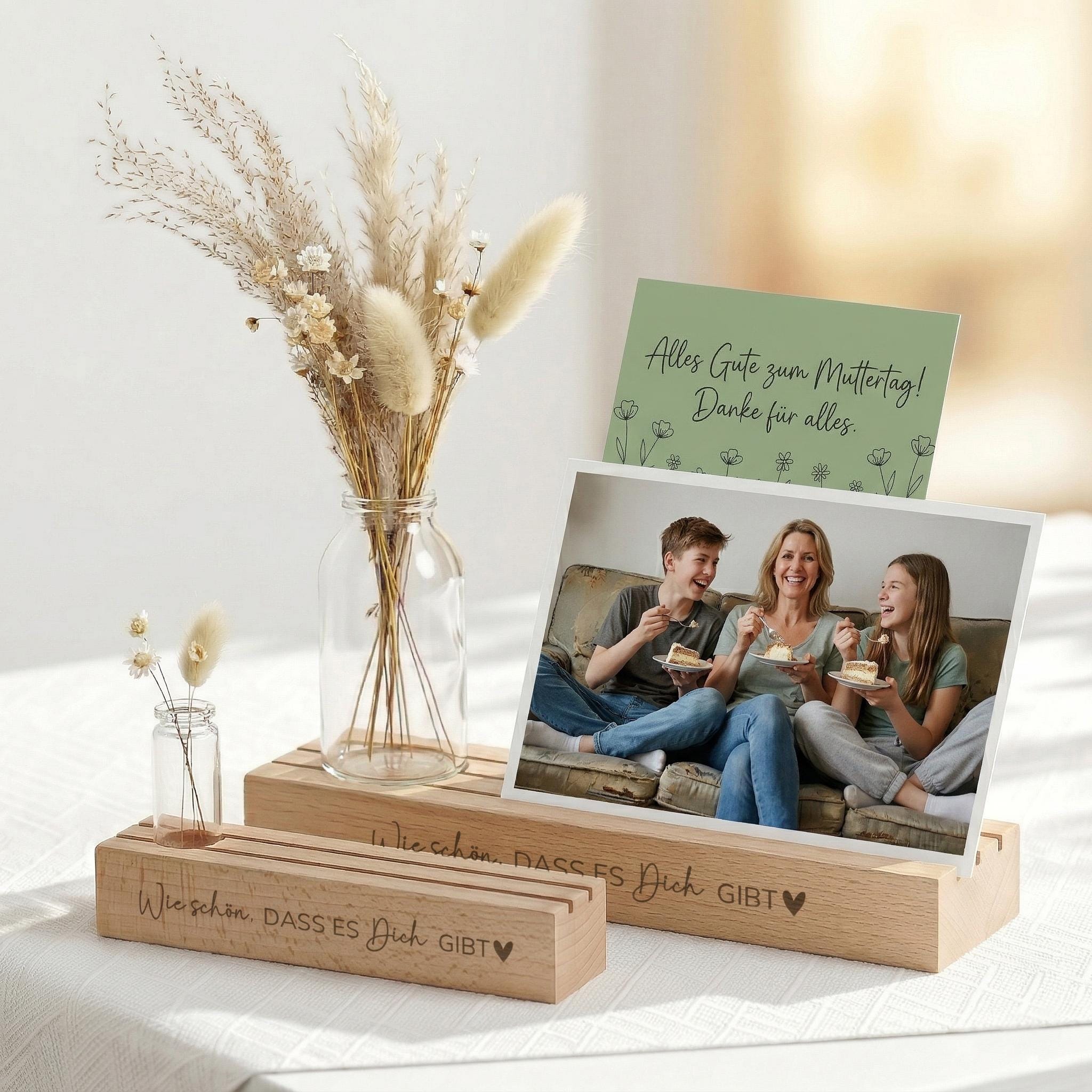 Fotoständer personalisiert mit Gravur als Kartenhalter für Fotos und Postkarten. Diese Fotoleiste mit Spruch ist ein besonderes Geschenk für Mama oder Oma. Perfekt zum Muttertag oder Geburtstag. Der individuelle Bilderrahmen bringt persönliche Momente dekorativ zur Geltung.