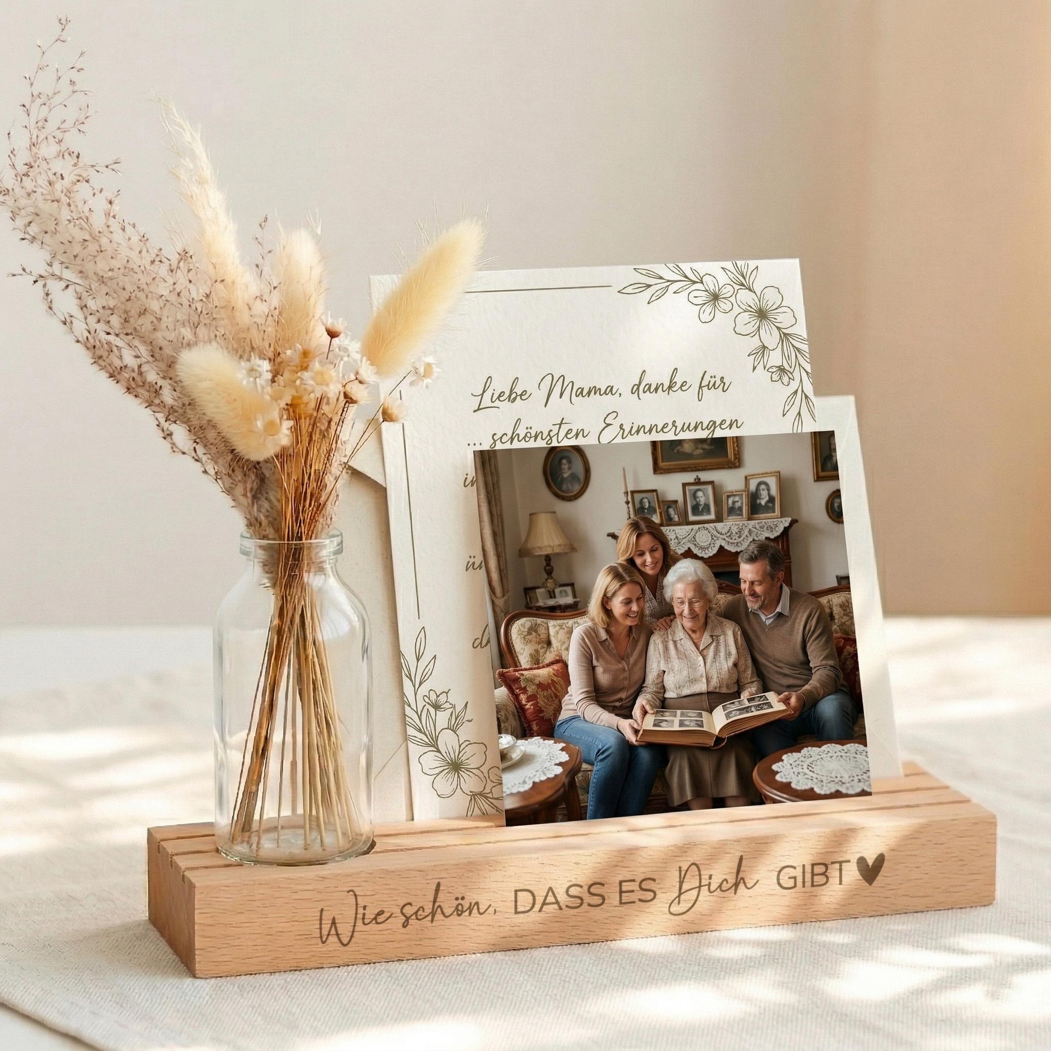 Kartenhalter personalisiert mit individueller Gravur, perfekt für Fotos und Postkarten. Diese Fotoleiste mit Spruch ist eine besondere Geschenkidee für Mama, Oma oder als Muttertag Geschenk. Der Fotoständer personalisiert fügt sich in jede Dekoration ein und eignet sich als Geburtstagsgeschenk für sie. Der Bilderrahmen individuell gestaltet hält Erinnerungen fest und macht jeden Moment sichtbar.