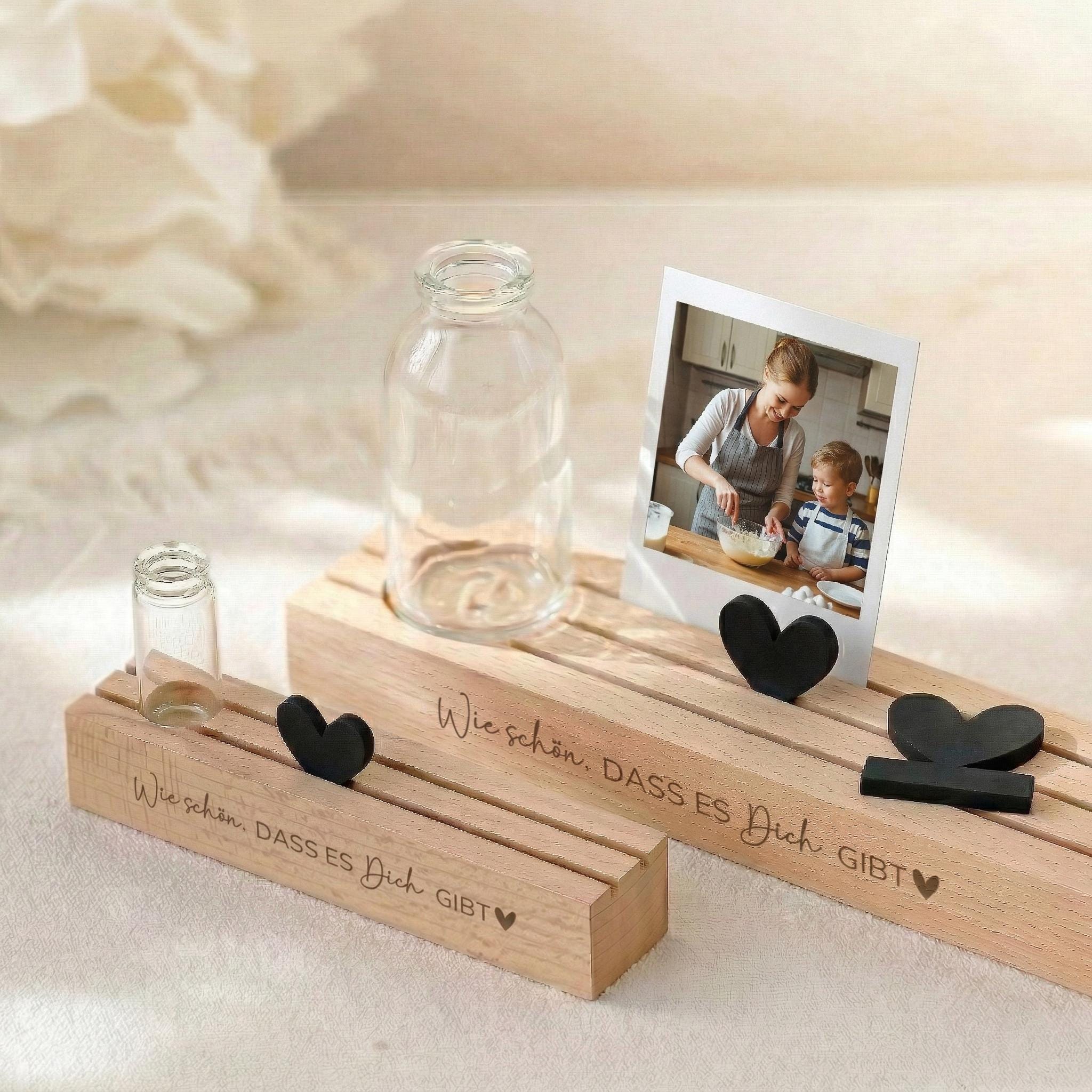 Fotohalter personalisiert mit Gravur als dekorativer Kartenständer. Diese Fotoleiste mit Spruch ist ein persönliches Geschenk für Mama oder Oma. Perfekt zum Muttertag oder Geburtstag. Der individuelle Bilderrahmen setzt Erinnerungen stilvoll in Szene.
