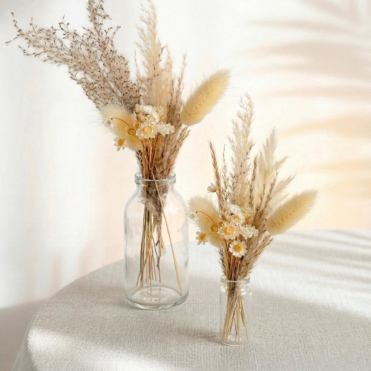 Moderner Kartenständer aus massivem Holz mit Wunschgravur. Perfekt geeignet für Familienbilder, Postkarten oder Erinnerungsfotos und ein wunderschönes Geschenk für Freunde oder Familien zum Umzug.
