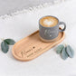 Personalisierte Tasse Geschenk als Geschenkset mit Tablett für Mama. Diese Keramiktasse mit Name ist perfekt als Muttertagsgeschenk oder Mama Geschenkset Geburtstag. Die Kombination aus Kaffeetasse Mama Kaffeebecher und Holztablett Gravur macht dieses Set zu einer stilvollen Geschenkidee für Mama, die sowohl praktisch als auch dekorativ ist.