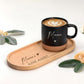 Geschenkset Tasse und Tablett als Keramiktasse personalisiert mit Name für Mama. Diese Teetasse für Mama mit Holztablett Gravur ist eine liebevolle Geschenkidee zum Muttertag oder als Geburtstagsgeschenk Mama. Die personalisierte Tasse eignet sich perfekt für Kaffee oder Tee und ist ein besonderes Geschenk für Mama, das Funktionalität mit emotionalem Wert verbindet und lange Freude bereitet.
