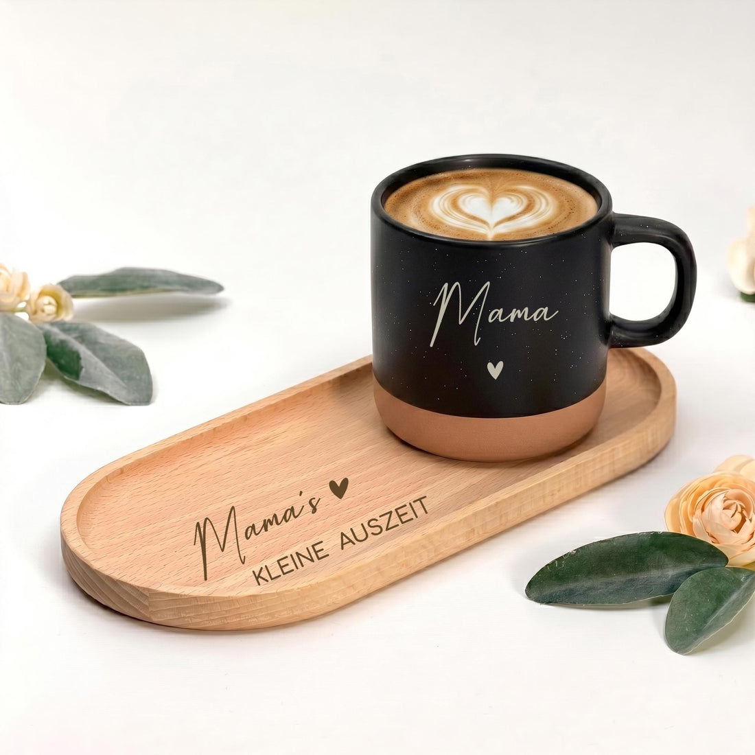 Geschenkset Tasse und Tablett als Keramiktasse personalisiert mit Name für Mama. Diese Teetasse für Mama mit Holztablett Gravur ist eine liebevolle Geschenkidee zum Muttertag oder als Geburtstagsgeschenk Mama. Die personalisierte Tasse eignet sich perfekt für Kaffee oder Tee und ist ein besonderes Geschenk für Mama, das Funktionalität mit emotionalem Wert verbindet und lange Freude bereitet.
