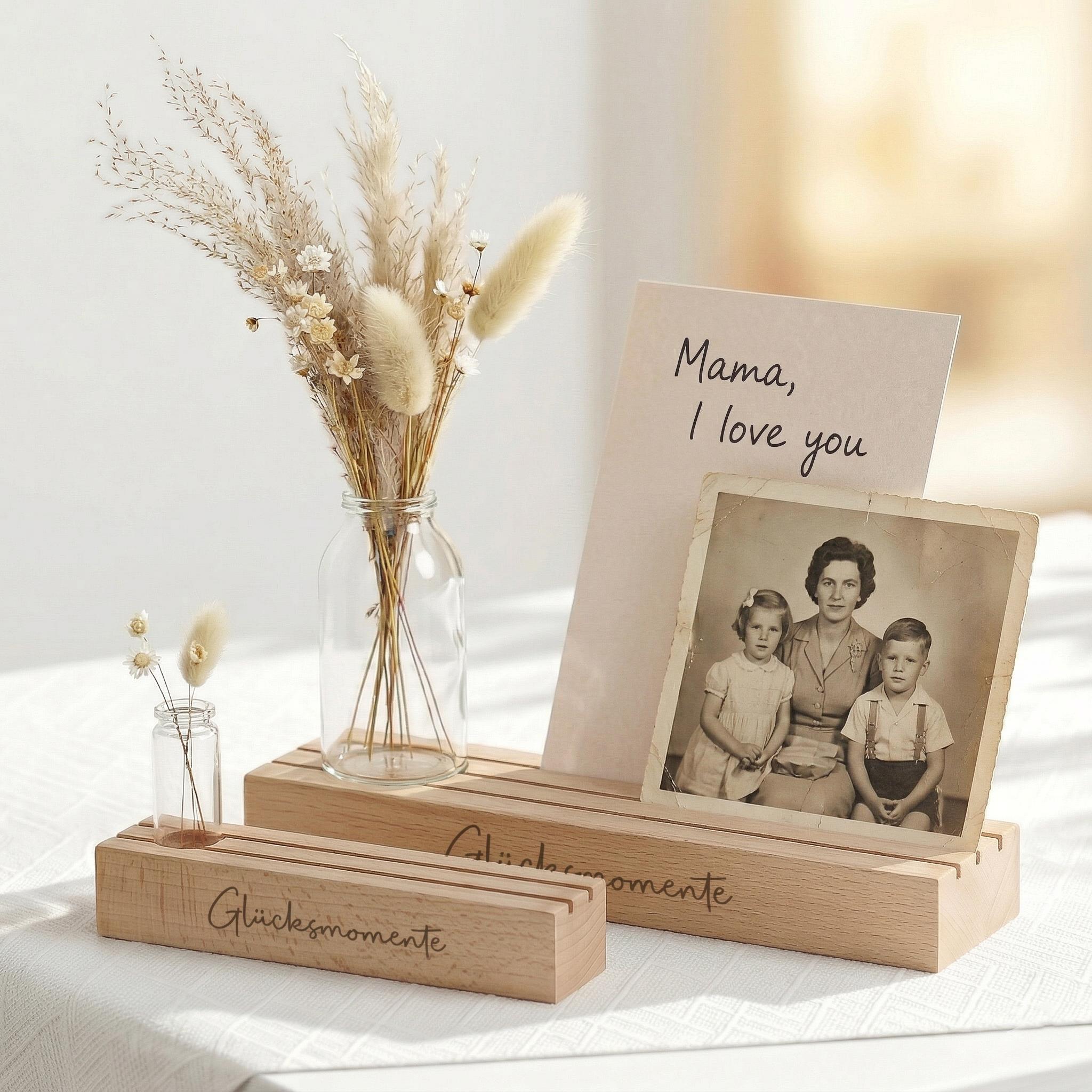 Kartenhalter personalisiert mit Vase und Trockenblumen aus Buchenholz, dekorativer Fotohalter mit Gravur Glücksmomente. Diese Bilderleiste individuell gestaltet eignet sich perfekt als Geschenk für Mama oder Oma. Ideal als Muttertag Geschenk oder Geburtstagsgeschenk für Frauen. Der Kartenständer mit Gravur präsentiert Fotos, Karten und liebe Botschaften stilvoll und dient gleichzeitig als Kerzenhalter und Tischdeko Geburtstag mit natürlicher Holzoptik.