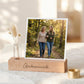 Kartenhalter personalisiert mit Vase und Trockenblumen sowie Gravur Glücksmomente. Diese Fotoleiste mit Spruch aus Buchenholz eignet sich als Geschenk für Mama oder Oma. Ideal als Muttertag Geschenk oder Geburtstagsgeschenk Frau. Der Fotoständer personalisiert kombiniert Kerzenhalter und Bilderrahmen individuell als dekorative Tischdeko Geburtstag.