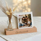 Kartenständer mit Gravur als eleganter Fotohalter personalisiert für besondere Momente. Perfekt geeignet für Fotos, Postkarten oder kleine Botschaften. Diese Fotoleiste mit Spruch ist ein personalisiertes Geschenk für Mama, ideal auch als Oma Geschenk oder Muttertag Geschenk. Der Bilderrahmen individuell gestaltet fügt sich harmonisch in jede Einrichtung ein und eignet sich wunderbar als Geburtstagsgeschenk für sie oder Geschenkidee Oma Geburtstag.