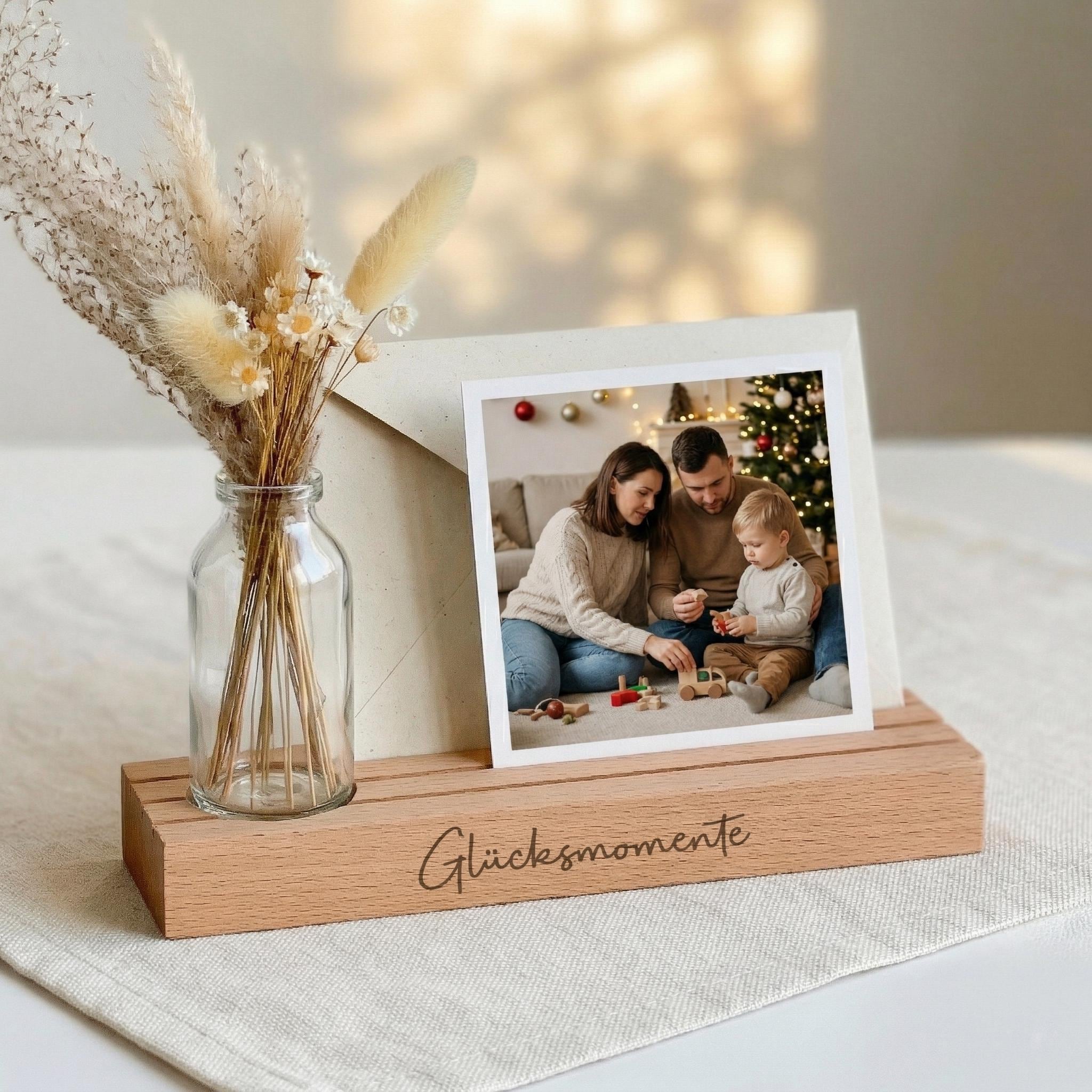 Kartenständer mit Gravur als eleganter Fotohalter personalisiert für besondere Momente. Perfekt geeignet für Fotos, Postkarten oder kleine Botschaften. Diese Fotoleiste mit Spruch ist ein personalisiertes Geschenk für Mama, ideal auch als Oma Geschenk oder Muttertag Geschenk. Der Bilderrahmen individuell gestaltet fügt sich harmonisch in jede Einrichtung ein und eignet sich wunderbar als Geburtstagsgeschenk für sie oder Geschenkidee Oma Geburtstag.