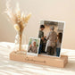 Kerzenhalter personalisiert kombiniert mit Kartenhalter Funktion für Fotos und Erinnerungen. Dieser Fotoständer personalisiert ist ein besonderes Geschenk für Mama oder Oma. Die Fotoleiste mit Spruch macht den Kartenständer mit Gravur zu einer liebevollen Dekoration. Ideal als Muttertag Geschenk, Geburtstagsgeschenk für sie oder Geschenkidee Oma Geburtstag. Der Fotohalter personalisiert bringt persönliche Momente stilvoll zur Geltung.