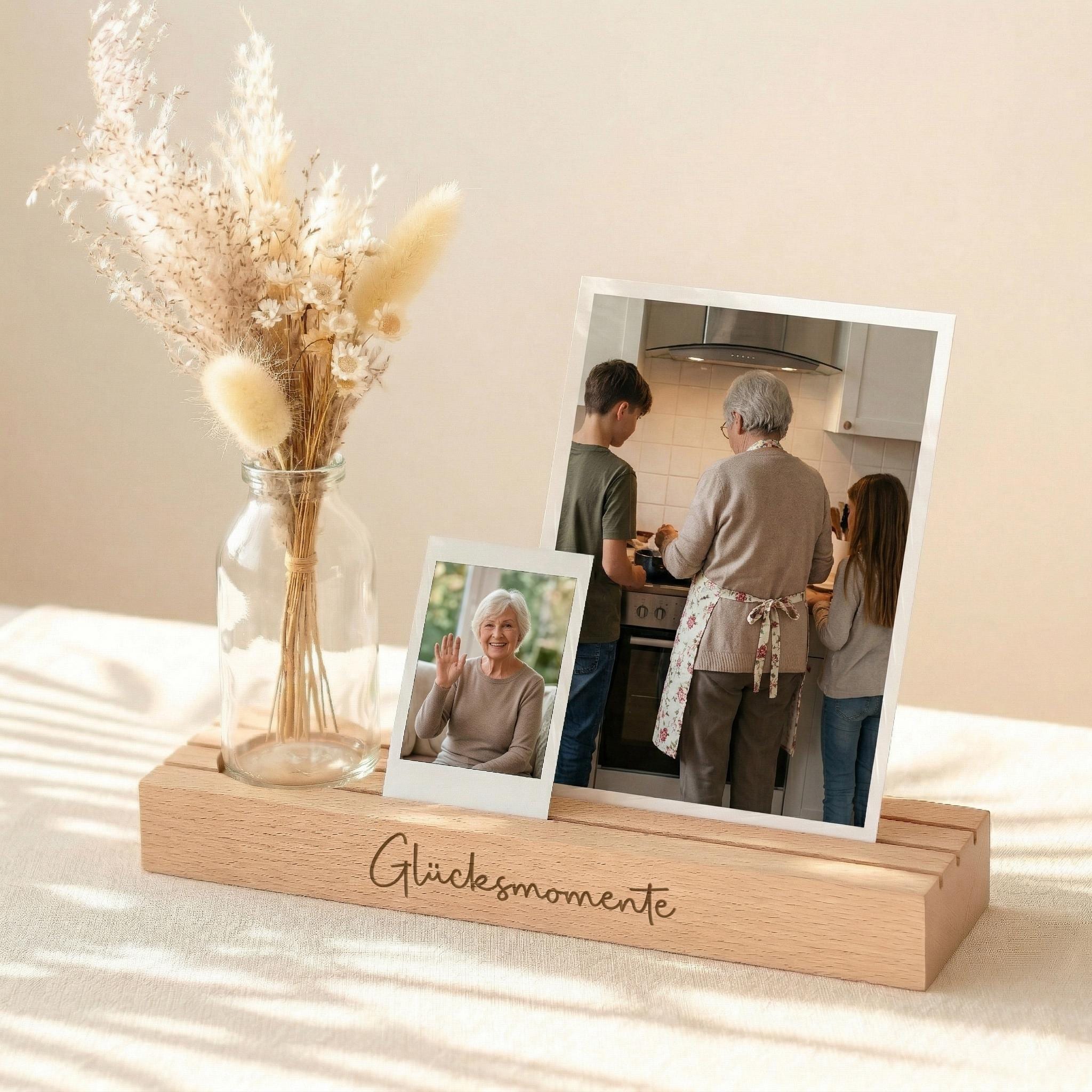 Kerzenhalter personalisiert kombiniert mit Kartenhalter Funktion für Fotos und Erinnerungen. Dieser Fotoständer personalisiert ist ein besonderes Geschenk für Mama oder Oma. Die Fotoleiste mit Spruch macht den Kartenständer mit Gravur zu einer liebevollen Dekoration. Ideal als Muttertag Geschenk, Geburtstagsgeschenk für sie oder Geschenkidee Oma Geburtstag. Der Fotohalter personalisiert bringt persönliche Momente stilvoll zur Geltung.