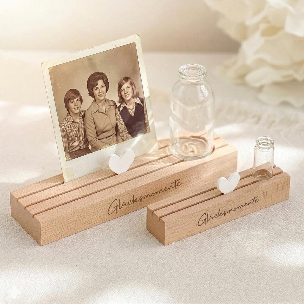 Kartenhalter personalisiert aus Buchenholz mit Vase und Trockenblumen, dekorativer Kartenständer mit Gravur Glücksmomente. Perfekt als Geschenk für Mama oder Oma. Diese Fotoleiste mit Spruch eignet sich als Muttertag Geschenk oder Geburtstagsgeschenk Frau. Der Fotoständer personalisiert dient als Kerzenhalter und Tischdeko Geburtstag und bringt natürliche Eleganz in jedes Zuhause.