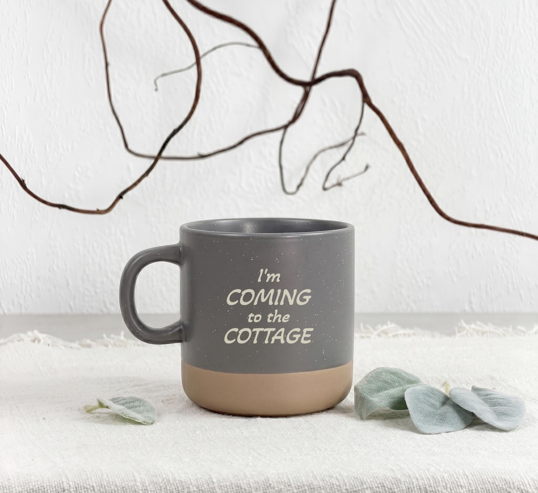 Heated Rivalry inspirierte Keramiktasse mit dem Spruch „I’m coming to the cottage“. Diese Coffee Mug ist ein ideales Geschenk für Booklover, BookTok Fans und Romance Leserinnen. Perfekt als Geschenk für Freundin, beste Freundin oder alle Fans von Hockey Romance und emotionalen Liebesgeschichten mit besonderem Fan Feeling.