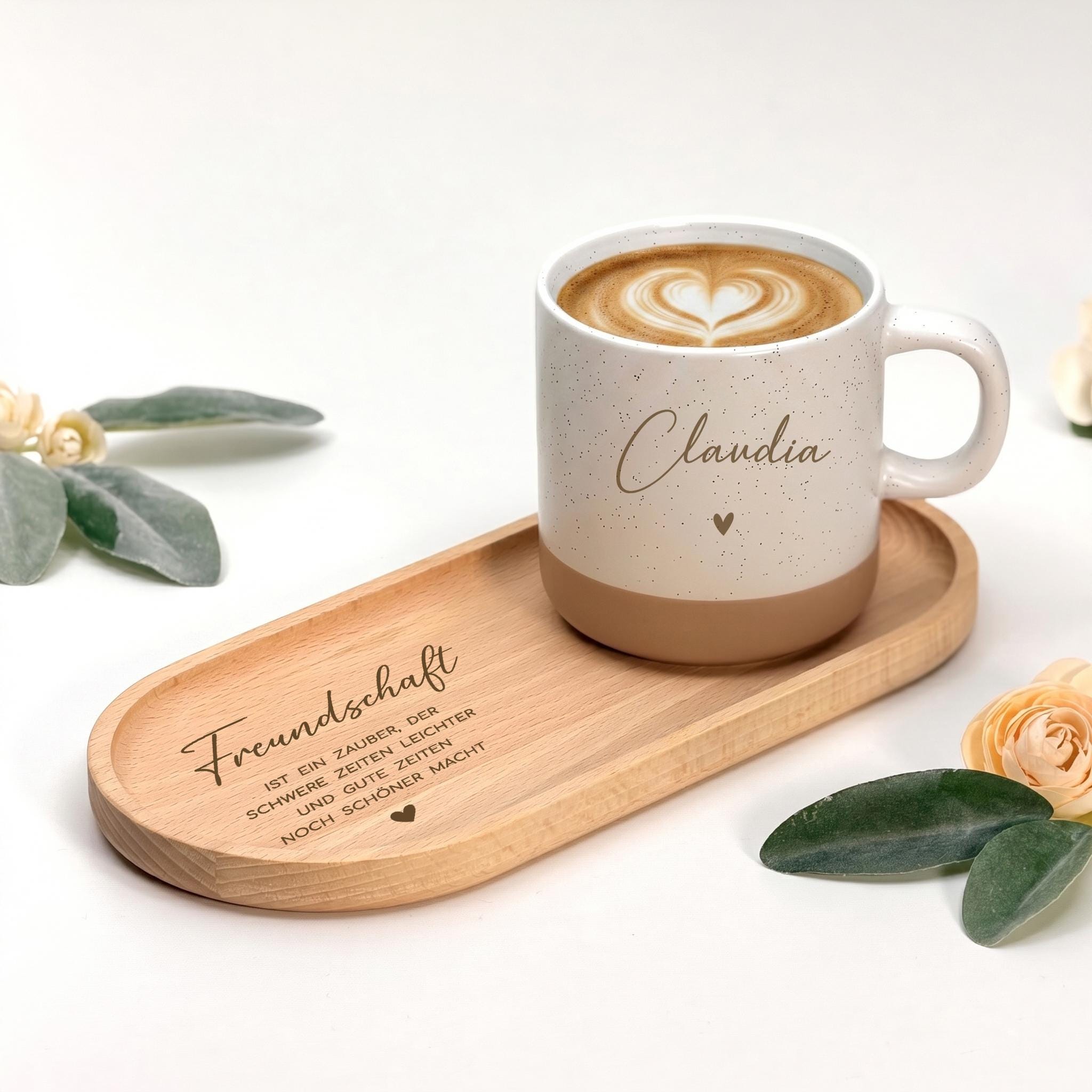 Geschenkset Tasse und Tablett als individuelle Geschenkidee mit personalisierter Kaffeetasse. Die Keramiktasse mit Namen und das Holztablett mit Freundschaft Gravur machen dieses Set zu einem besonderen Geschenk für Freundin, beste Freundin oder Schwester. Ideal als Geburtstagsgeschenk Frau oder personalisierte Überraschung.