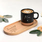 Kaffeebecher personalisiert mit Namen im Geschenkset Tasse und Tablett. Dieses Set eignet sich perfekt als Geschenk für Freundin oder als Geburtstagsgeschenk mit Namen. Die hochwertige Keramiktasse und das dekorative Holztablett mit Gravur machen es zu einer schönen Geschenkidee für Freundschaft und besondere Anlässe.