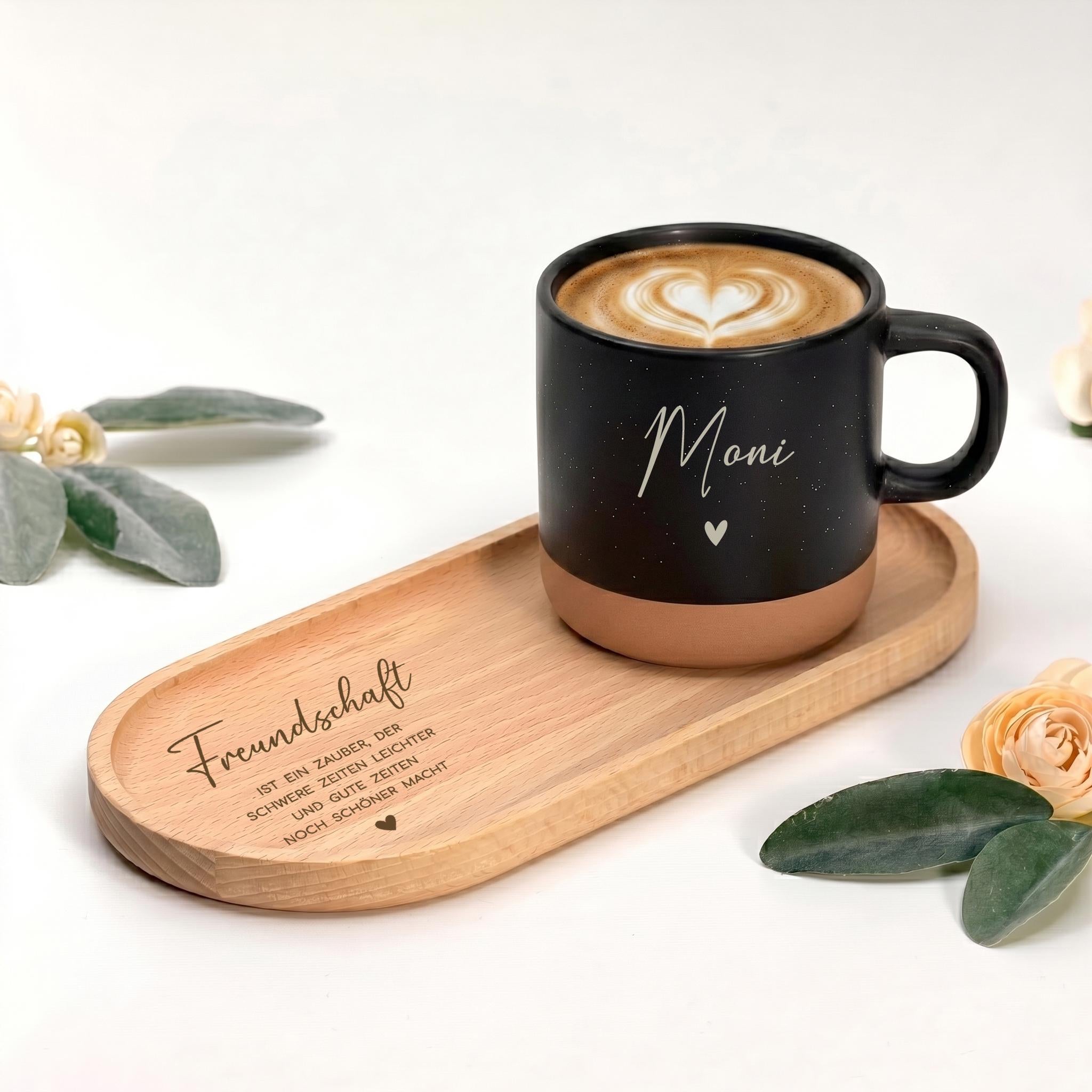 Kaffeebecher personalisiert mit Namen im Geschenkset Tasse und Tablett. Dieses Set eignet sich perfekt als Geschenk für Freundin oder als Geburtstagsgeschenk mit Namen. Die hochwertige Keramiktasse und das dekorative Holztablett mit Gravur machen es zu einer schönen Geschenkidee für Freundschaft und besondere Anlässe.