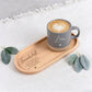 Geschenkset Tasse und Tablett mit personalisierter Keramiktasse und Holztablett mit Freundschaft Gravur. Dieses liebevolle Set eignet sich perfekt als Geschenk für Freundin, beste Freundin oder Schwester. Die individuelle Teetasse mit Namen ist ideal als Geburtstagsgeschenk Frau, Freundschaftsgeschenk oder besondere Überraschung mit persönlicher Note für Kaffee, Tee und gemütliche Momente im Alltag.