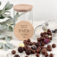 Vatertagsgeschenk Keksdose mit Gravur als personalisiertes Vorratsglas für Papa. Dieses hochwertige Glas eignet sich perfekt als Geschenk für Papa zum Vatertag oder Geburtstag. Ideal zum Befüllen mit Keksen, Süßigkeiten, Snacks oder kleinen Überraschungen. Eine liebevolle Geschenkidee für den besten Papa mit persönlicher Gravur und dekorativer Funktion für Küche oder Zuhause.