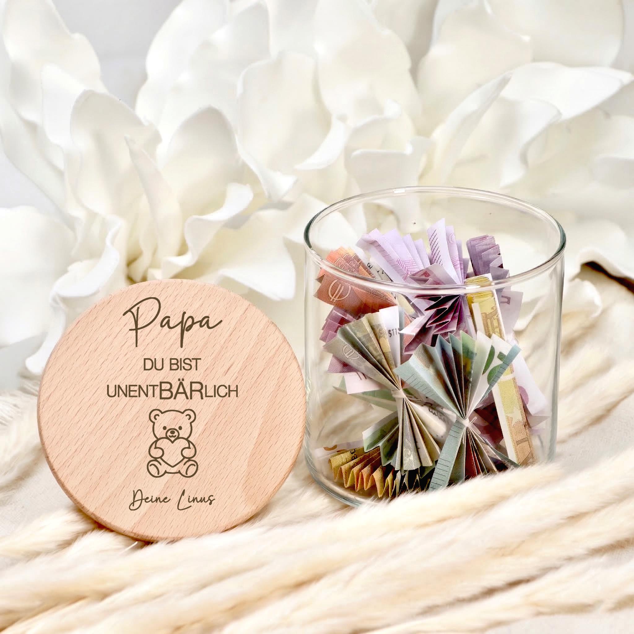 Personalisierte Keksdose für Papa mit Gravur als Vatertagsgeschenk. Dieses Vorratsglas eignet sich als Geschenkidee für Papa zum Geburtstag oder Vatertag. Ideal zum Befüllen mit Keksen, Süßigkeiten, Snacks oder Geldgeschenken und eine originelle Aufmerksamkeit für besondere Anlässe.