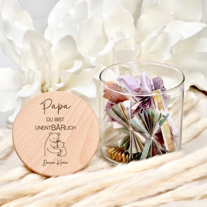 Personalisiertes Vorratsglas mit Gravur als Vatertagsgeschenk für Papa. Diese Keksdose eignet sich als Geschenkidee Vatertag Papa oder Geburtstagsgeschenk für ihn. Das Glas kann mit Naschereien, Keksen oder Geld befüllt werden und ist eine besondere Überraschung mit persönlicher Note für jeden Vater.