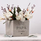 Vatertagsgeschenk Blumentopf in Betonoptik mit Gravur als personalisiertes Geschenk für Papa. Dieser moderne Blumentopf eignet sich perfekt als Vatertag Papa Geschenk oder Geburtstagsgeschenk Papa personalisiert. Ideal für Pflanzen, Kräuter, Sukkulenten oder Blumen und eine stilvolle Dekoration für Wohnzimmer, Büro, Garten oder Balkon mit persönlicher Note.