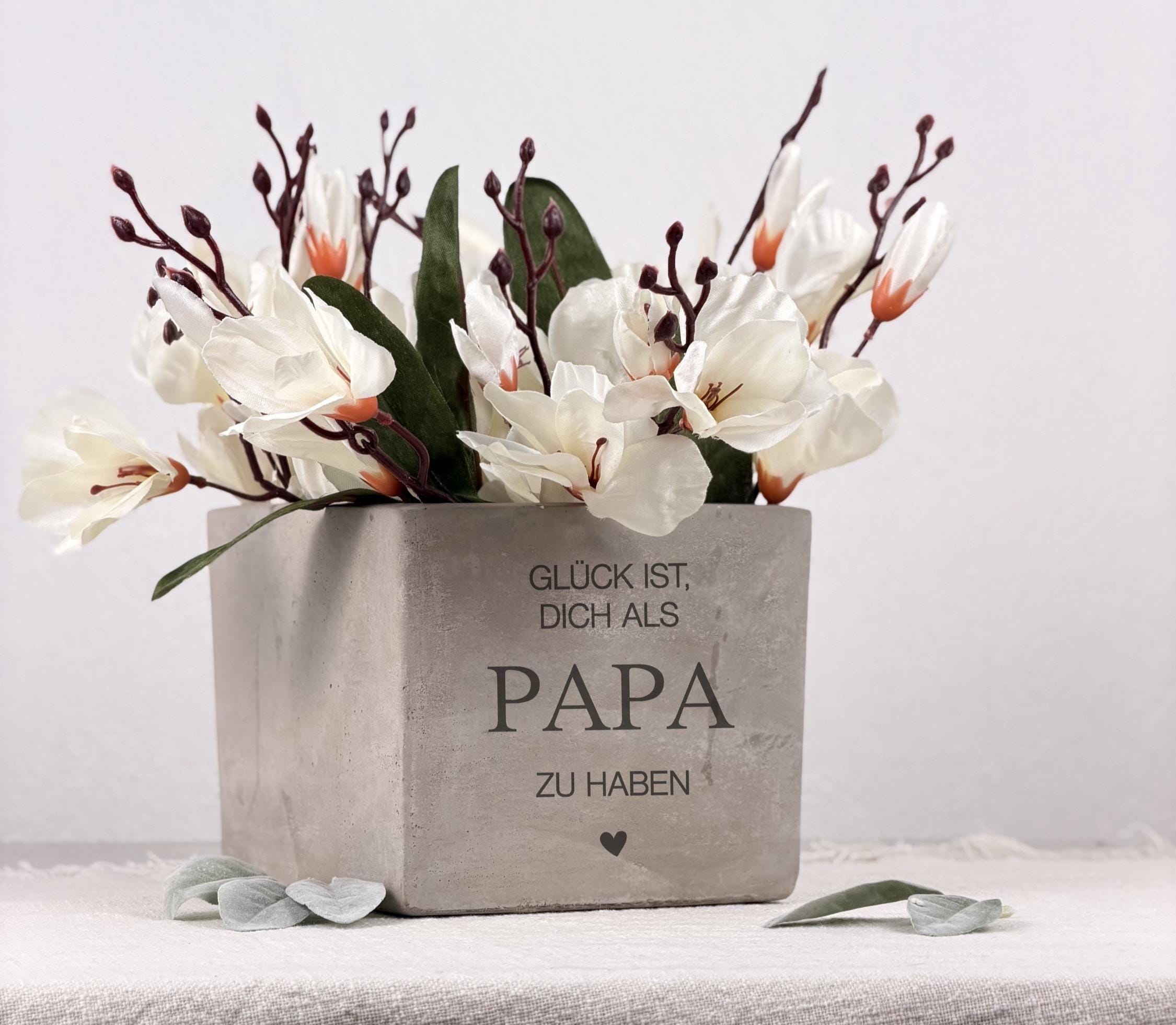 Vatertagsgeschenk Blumentopf in Betonoptik mit Gravur als personalisiertes Geschenk für Papa. Dieser moderne Blumentopf eignet sich perfekt als Vatertag Papa Geschenk oder Geburtstagsgeschenk Papa personalisiert. Ideal für Pflanzen, Kräuter, Sukkulenten oder Blumen und eine stilvolle Dekoration für Wohnzimmer, Büro, Garten oder Balkon mit persönlicher Note.