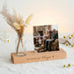 Fotoständer personalisiert als Gedenkseite mit Vase und Trockenblumen. Diese Bilderleiste aus Buchenholz mit Gravur „Für immer im Herzen“ ist ein liebevolles Trauergeschenk individuell gestaltet. Kartenhalter personalisiert für Fotos und Kondolenzkarten. Kerzenhalter für Gedenkkerze ergänzt das Geschenkset Beileid Erinnerung und eignet sich als Kondolenzgeschenk Beileid oder Geschenk Anteilnahme.