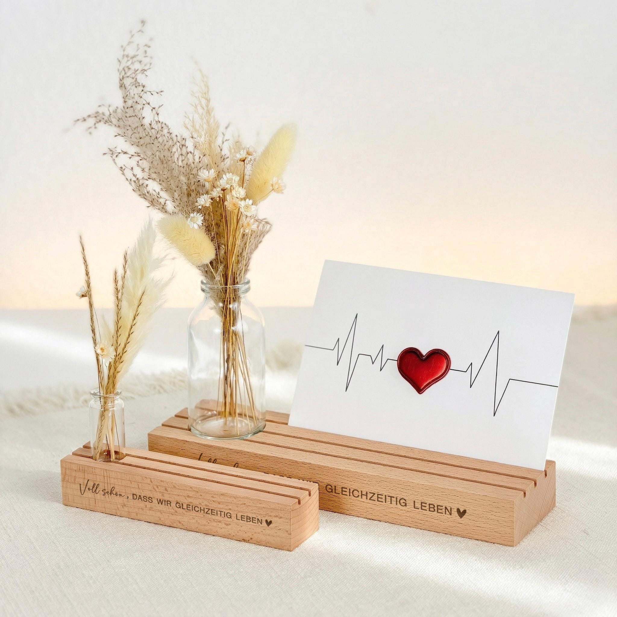 Fotoleiste mit Spruch als Kartenhalter personalisiert mit Vase und Trockenblumen. Bilderleiste Buchenholz als Geschenkidee Geburtstag Frau. Kartenständer mit Gravur eignet sich als Geschenk Freundin oder Schwester. Fotoständer personalisiert als Tischdeko Geburtstag.