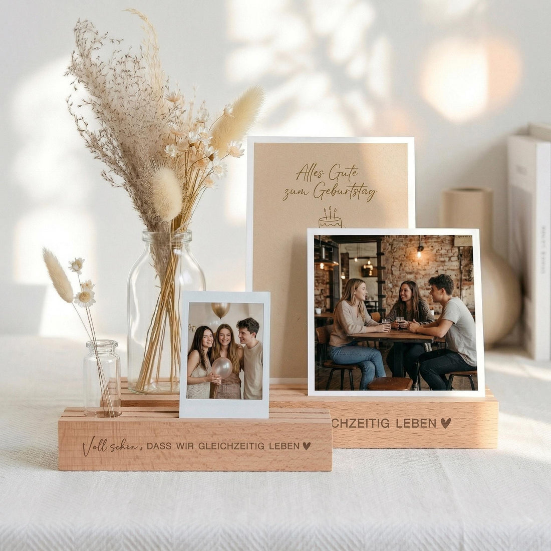 Kartenhalter personalisiert mit Vase und Trockenblumen aus Buchenholz als dekorative Fotoleiste mit Spruch. Diese Bilderleiste eignet sich perfekt als Geschenkidee für beste Freundin oder Schwester. Der Kartenständer mit Gravur bietet Platz für Fotos, Postkarten oder persönliche Botschaften. Fotoständer personalisiert dient gleichzeitig als stilvolle Tischdeko Geburtstag und als Geburtstagsgeschenk Frau. Ideal als personalisiertes Geschenk Frau oder Geschenk für Freundin.