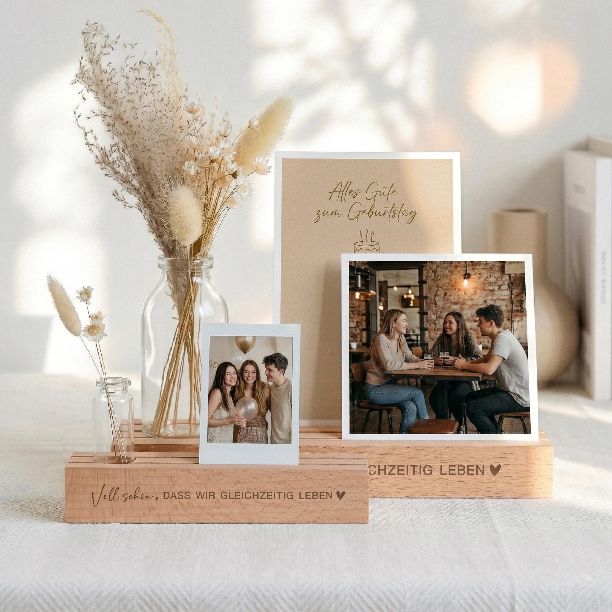Kartenhalter personalisiert mit Vase und Trockenblumen aus Buchenholz als dekorative Fotoleiste mit Spruch. Diese Bilderleiste eignet sich perfekt als Geschenkidee für beste Freundin oder Schwester. Der Kartenständer mit Gravur bietet Platz für Fotos, Postkarten oder persönliche Botschaften. Fotoständer personalisiert dient gleichzeitig als stilvolle Tischdeko Geburtstag und als Geburtstagsgeschenk Frau. Ideal als personalisiertes Geschenk Frau oder Geschenk für Freundin.