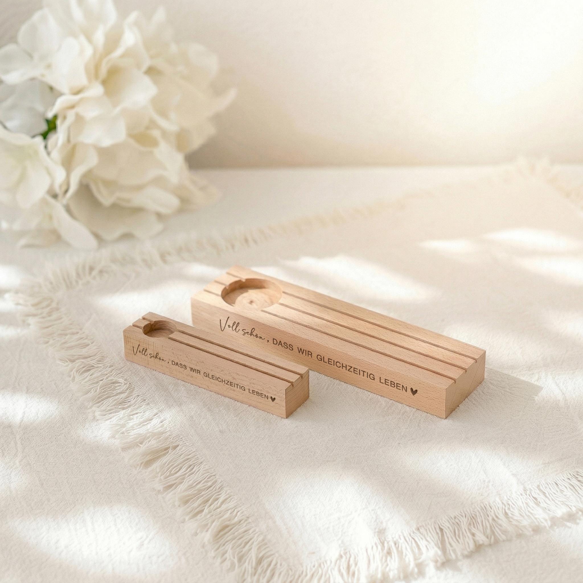Fotohalter personalisiert mit Vase und Trockenblumen als Kartenhalter personalisiert aus Buchenholz. Diese Bilderleiste mit Spruch eignet sich als Geschenk beste Freundin, Geschenk Schwester oder Geschenk für Freundin. Kartenständer mit Gravur bietet Platz für Erinnerungen. Fotoständer personalisiert dient als Tischdeko Geburtstag und als Geburtstagsgeschenk Frau mit persönlicher Note.