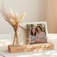 Kartenhalter personalisiert als Fotohalter mit Vase und Trockenblumen. Die Bilderleiste aus Buchenholz mit Spruch eignet sich als Geschenk beste Freundin oder Geschenk Schwester. Kartenständer mit Gravur für Fotos und Erinnerungen. Fotoständer personalisiert ideal als Tischdeko Geburtstag oder Geburtstagsgeschenk Frau. Perfekt als personalisiertes Geschenk Frau oder Geschenk Geburtstag für sie.