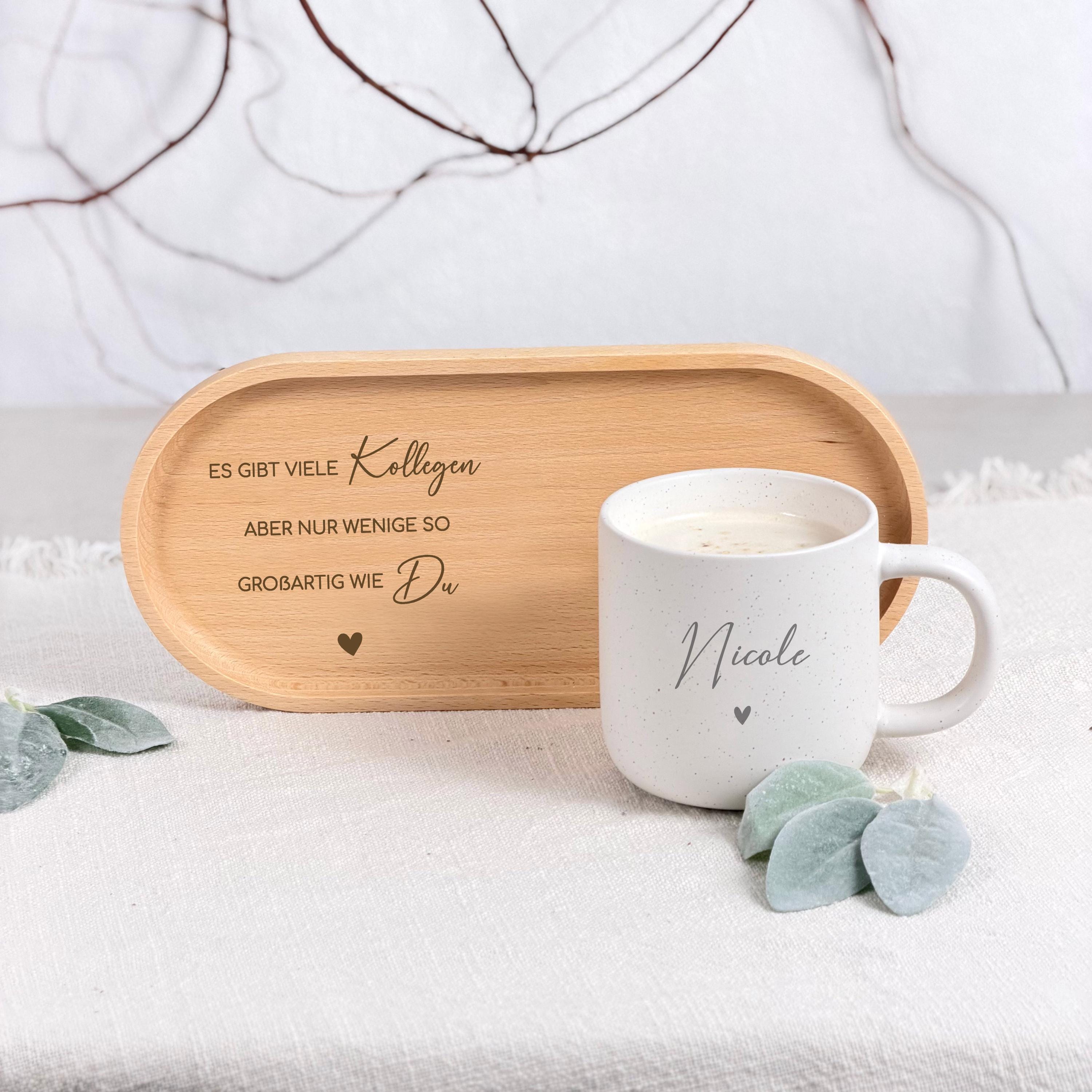 Personalisierte Tasse Geschenk für Kollegin mit Holztablett Gravur. Dieses Geschenkset ist ideal als Abschiedsgeschenk personalisiert, Ruhestand Geschenk oder Abschied Arbeit Geschenk. Eine besondere Erinnerung für Büro oder Zuhause.