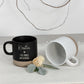 Geschenk für Kollegin Abschied als personalisierte Tasse mit Gravur. Diese stilvolle Steingut Tasse ist ideal für Ruhestand, Jobwechsel oder Feierabend. Eine schöne Erinnerung für Arbeitskollegin und Teammitglied mit praktischem Nutzen im Alltag.