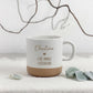 Keramiktasse personalisiert mit Gravur für Kollegin als Geschenk zum Abschied. Die Tasse mit dem Spruch „Für immer Wochenende“ ist ideal als Ruhestand Geschenk oder kleine Aufmerksamkeit für Arbeitskollegin. Eine schöne Erinnerung an gemeinsame Arbeitszeit und besondere Momente im Team.